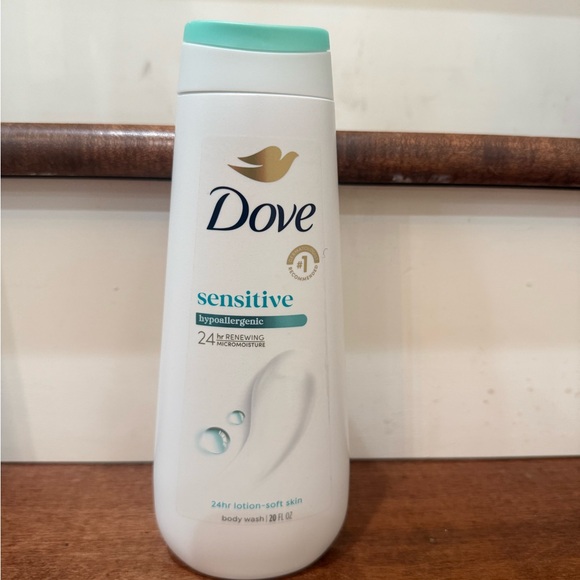 NWT Dove Sensitive hypoallergenic Body Wash - Picture 1 of 2